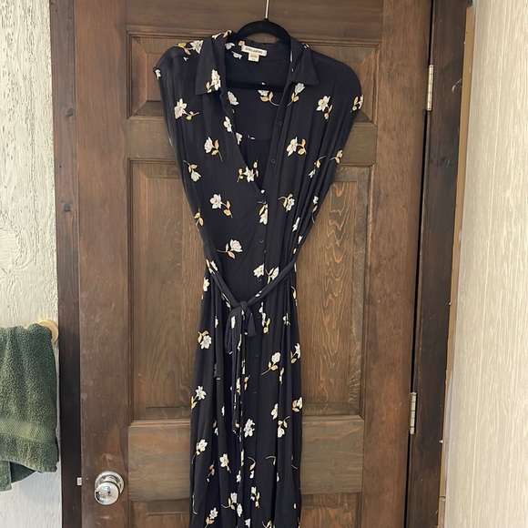 Billabong Dresses & Skirts - Navy Blue Floral Billabong Dress Waist Tie Sleeveless Button Up Size Large